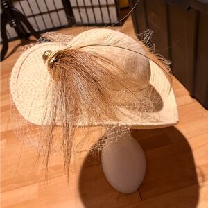 Soruna Vintage 100% Wool Elegant beige Fascinator Feather Detail formal church